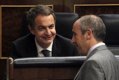 José Luis Rodríguez Zapatero (izquierda) y Josu Erkoreka, el pasado mes de junio en el Congreso.