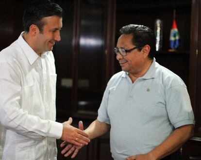 El ministro venezolano del Interior, Tareck el Aissami (i), con Guillermo Cholele (d), en Caracas (Venezuela), tras su rescate.