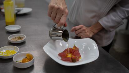 Preparación de un plato del mar, que está dedicado a la aceituna de mar, en Caracas, el 24 de julio de 2023.