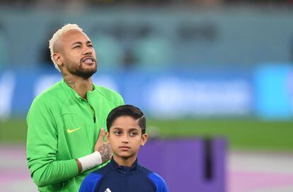 Neymar, cantando el himno brasileño antes del comienzo de los cuartos de final entre Croacia y Brasil. 