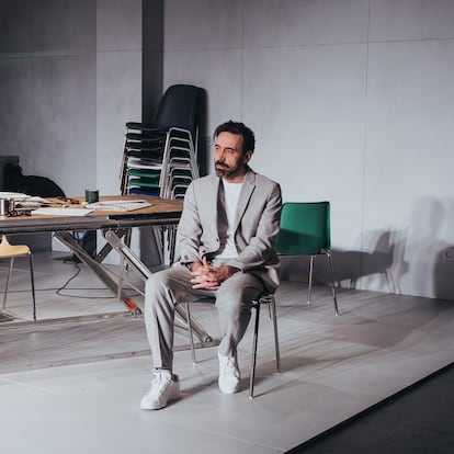 El actor Israel Elejalde, en un ensayo de 'Los pálidos', de Lucía Carballal.
