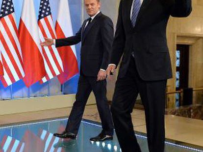 El vicepresidente Biden y el primer ministro Donald Tusk, tras reunirse este martes en Varsovia.