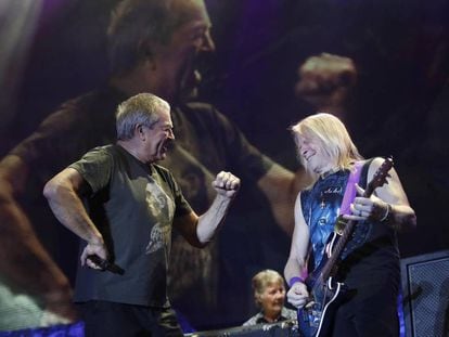 El cantante de Deep Purple, Ian Gillan (izquierda), y el guitarrista, Steve Morse, anoche en Madrid.