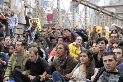 Jóvenes manifestantes durante la toma del puente de Brooklyn en Nueva York ayer sábado