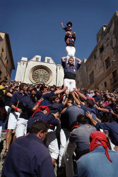 Bajada del 'pilar de quatre'de los Xiquets del Serrallo.