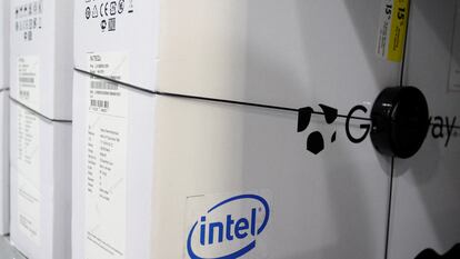El logo de Intel, en la caja de un ordenador en Phoenix, Arizona, en una imagen de archivo.