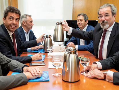 Los equipos de negociación del PP y Vox, poco antes de llegar a un acuerdo de gobierno.