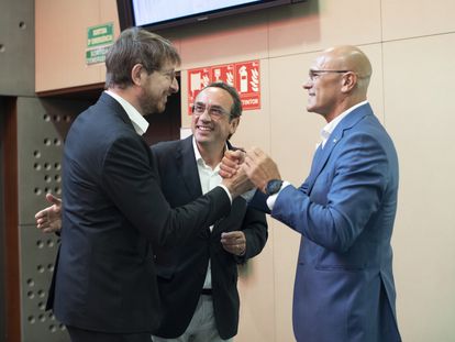 Los exconsellers Raül Romeva (d) y Josep Rull (c), acompañados del abogado y también exconsejero Carles Mundó, esta mañana, en Barcelona. / MARTA PEREZ (Efe).