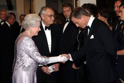 La reina Isabel II saluda a Daniel Craig durante la presentación de la película de James Bond 'Casino Royale', en 2006.