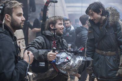 El director Gareth Edwards, con la cámara, charla con Diego Luna en el rodaje de 'Rogue One'.
