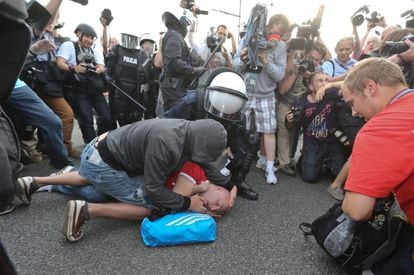 Policiás antidisturbios intervienen durante los altercados entre aficionados rusos y polacos en las inmediaciones del estadio Nacional de Varsovia.
