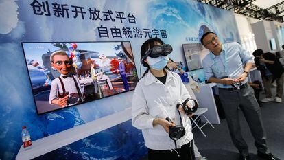 Un visitante con gafas de realidad virtual en el ZGC Forum de Pekín este viernes.