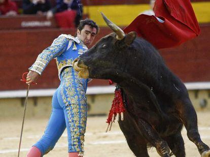  El diestro David Fandila &quot;El Fandi&quot; en la salida de un pase de pecho durante el cuarto festejo de la Feria de la Magdalena de Castell&oacute;n.