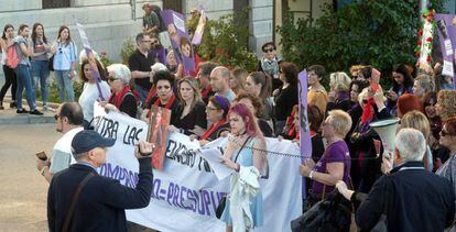 Los padres de la joven fallecida (en el centro tras la pancarta) ayer durante la manifestación por el incumplimiento del Pacto de Estado contra la Violencia de Género, en Granada.