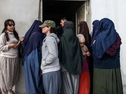 Varias mujeres esperan su turno en una tienda del mercado del campo de Al Roj, al noreste de Siria, en marzo de 2021.