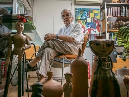 El historiador de arte Valeriano Bozal, en junio de 2021 en su casa de Madrid.