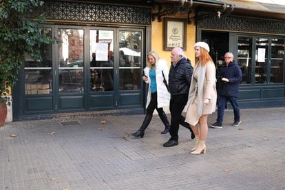 El empresario y magnate del ocio nocturno mallorquín Bartolomé Cursach a su salida de la Audiencia Provincial de Baleares junto a su mujer e hija, este martes.