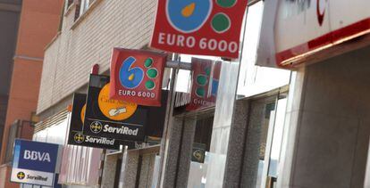 Varias sucursales bancarias en una calle madrileña.