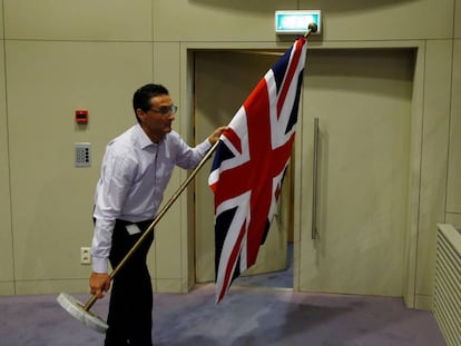 Un funcionario coloca la bandera brit&aacute;nica para la rueda de prensa de los negociadores del &#039;brexit&#039;. REUTERS/Francois Lenoir