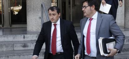 El inspector jefe de Seguriber, Iván Somonte (a la izquierda), a su salida de los juzgados de plaza de Castilla.
