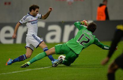 Juan Mata trata de batir al portero del Steaua.