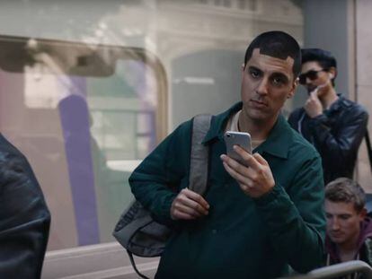 Una curiosidad del anuncio de Samsung: el peinado del tipo que espera para comprar el iPhone X es igual que la parte superior del propio teléfono, con una franja negra que ha sido muy criticada.