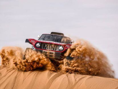 Carlos Sainz y Lucas Cruz, durante la sexta etapa del Dakar 2020 en Arabia Saudí.