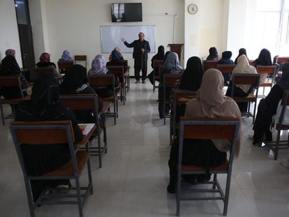 Mujeres en una universidad en Kabul, Afganistán.