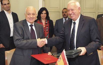 Margallo estrecha la mano del secretario general de la Liga &Aacute;rabe, Nabil al Araby, el 28 en El Cairo.