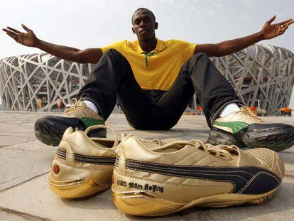 Usain Bolt posa delante del estadio olímpico de Pekín antes del comienzo de los Juegos.