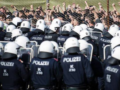 Una nueva unidad de la Policía austriaca durante una simulación con figurantes, en junio en Spielfeld.