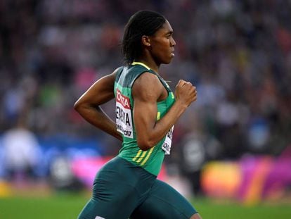 Caster Semenya durante una carrera.