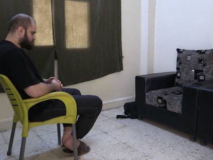 El yihadista belga Abu Zeinab, en dependencias kurdas en Rumeilán (Siria) a finales del año pasado.