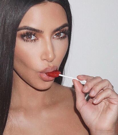 Kim Kardashian promocionando unas piruletas para saciar el apetito.