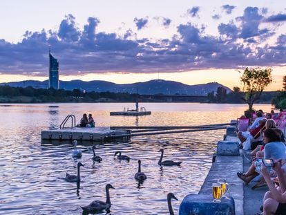 Ambiente veraniego en el río Nuevo Danubio, en CopaBeach, en la ciudad de Viena (Austria).