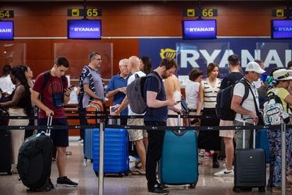 marido Podrido Enfermedad Una sentencia de un juzgado gallego avala la política de equipajes de  Ryanair | Economía | EL PAÍS