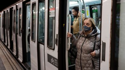 Una usuaria protegida con mascarilla en un vagón del metro de Barcelona, este lunes.