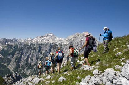 Senderistas en el parque nacional de Triglav, en los Alpes Julianos (Eslovenia).
