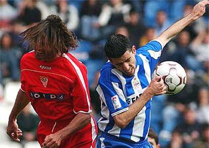 Navarro y Makaay luchan por el balón.