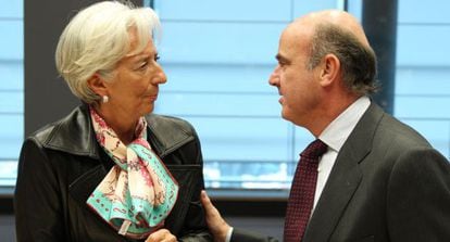 Luis de Guindos, ministro de Economía de España, habla con Christine Lagarde, directora del FMI, que este lunes acudió al Eurogrupo