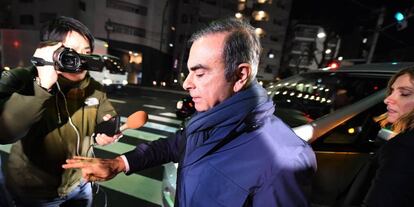 Carlos Ghosn llega a su domicilio en Tokio, acompa&ntilde;ado de su esposa, Carole, el 3 de abril.  