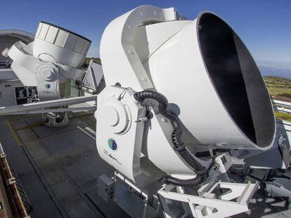 Uno de los telescopios del proyecto QUIJOTE, en Tenerife (España), que busca ondas gravitacionales primigenias.