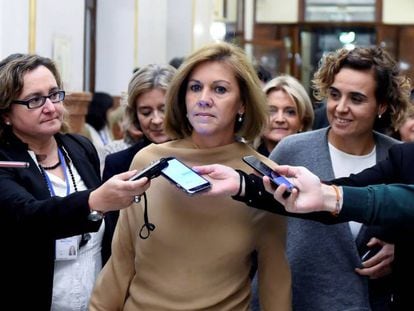 La exsecretaria general del PP María Dolores de Cospedal es preguntada por los periodistas, en los pasillos del Congreso. 