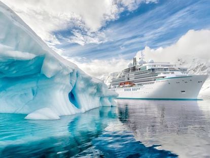 Interior y exterior del Crystal Endeavor, buque exclusivo de la compañía naviera de lujo Crystal Cruises.