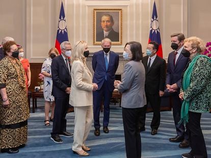 La presidenta de Taiwán, Tsai Ing-wen, conversa con los miembros del Congreso de EE. UU. durante una reunión en la Oficina Presidencial en Taipei (Taiwán), el 15 de agosto de 2022.