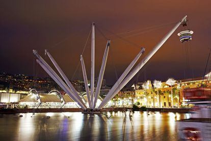 El puerto de Génova (Italia), con el Bigo, estructura que recuerda las grúas, obra de Renzo Piano.