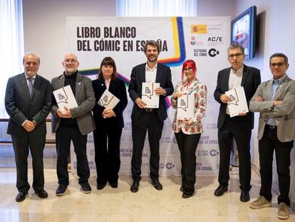 El ministro de Cultura, Ernest Urtasun (c), acompañado de Óscar Valiente, Alejandro Casasola, María José Gálvez, y Sara Jotabé (3d), entre otros, este jueves durante la presentación del 'Libro Blanco del Cómic'.