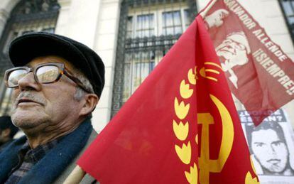 Un anciano, con la bandera del PC chileno.