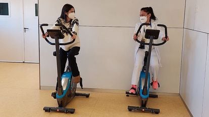 Mireia Sitjà, la primera persona trasplantada por tercera vez de pulmón en España, pedalea junto a una enfermera.