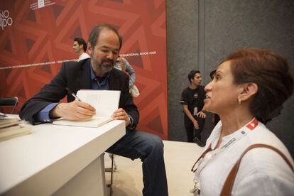 Juan Villoro firma un libro en la presentaci&oacute;n de &#039;One hit wonder&#039;.